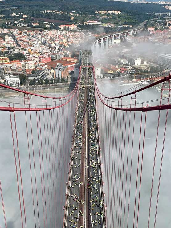 Lissabon Halbmarathon Start über die Ponte 25 de Abril